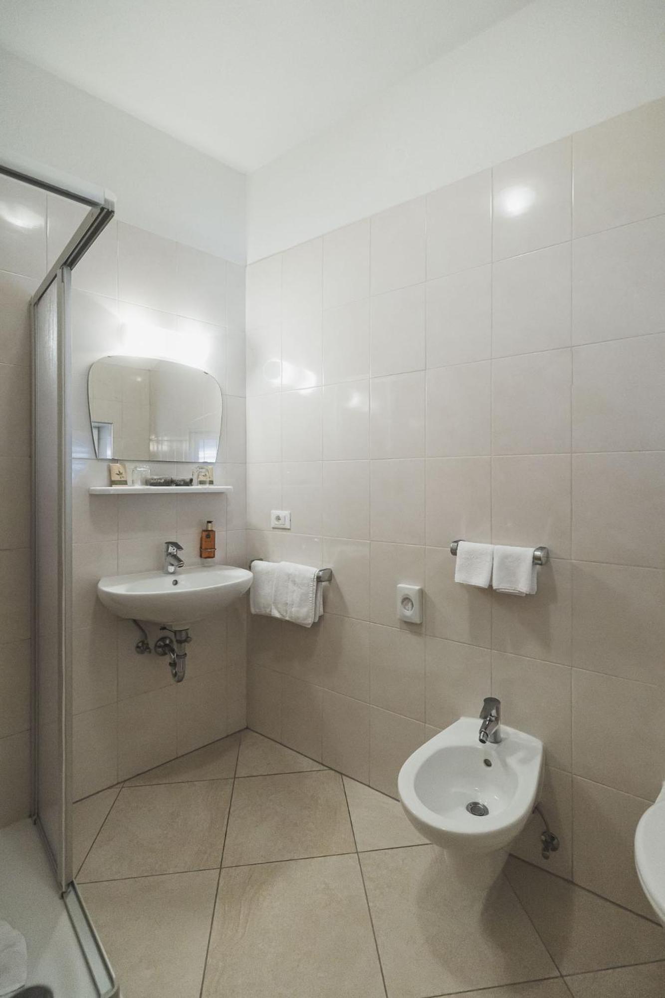 Residence Chiavi D'Oro - Goldener Schluessel เบรสซาโนเน ภายนอก รูปภาพ